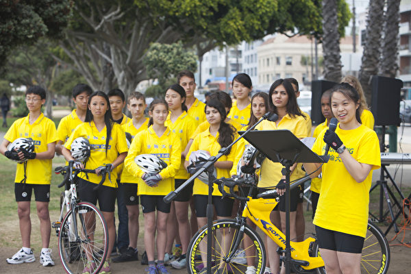 队长Annie Chen（右）向到场支持的民众介绍“骑向自由”(Ride to Freedom) 少年单车队队员。(季媛/大纪元) 