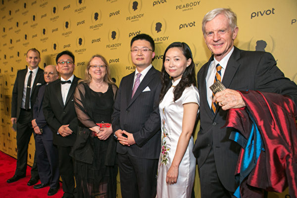 5月31日，加拿大溫哥華華裔導演李雲翔（右3）憑藉紀錄片《活摘》（Human Harvest）拿下年度皮博迪紀錄片大獎。（Benjamin Chasteen/Epoch Times）