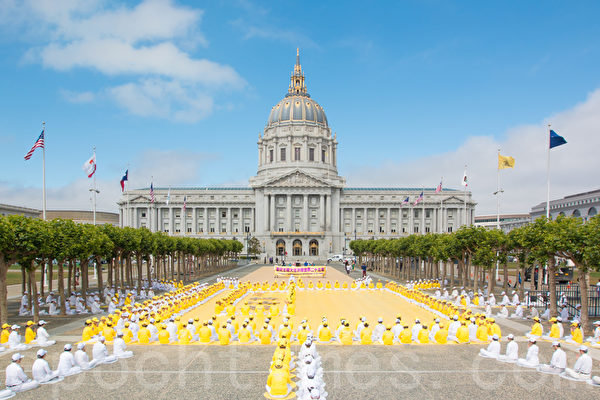 2015年6月6日，为庆祝《转法轮》一书首发20周年，旧金山法轮功学员在旧金山市府前排字排出《转法轮》。（马有志／大纪元）