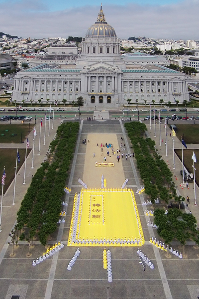 2015年6月6日，為慶祝《轉法輪》一書首發20周年，舊金山法輪功學員在舊金山市府前排字排出《轉法輪》。（大紀元圖片）