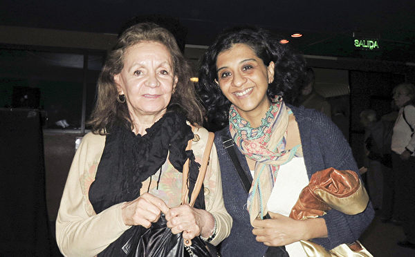 電台節目製作人Silvana Avellaneda（右）與Alba Cabral女士（左）於6月7日一同在阿根廷首都布宜諾斯艾利斯的Opera劇院觀看了神韻舞劇《西遊記》演出。（林南/大紀元）