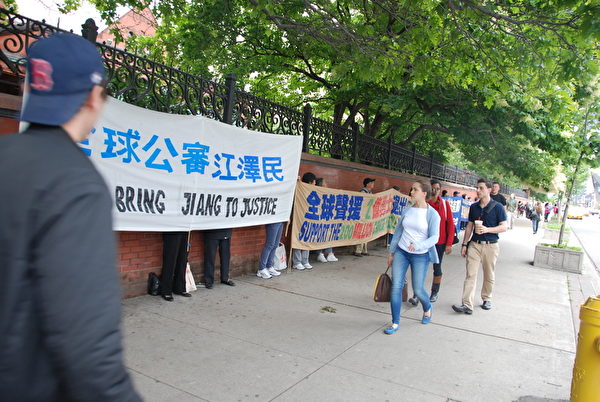 6月8日，多伦多部分法轮功学员在多伦多市中心的圣乔治大街和布鲁大街举行真相长城活动。（伊铃/大纪元） 