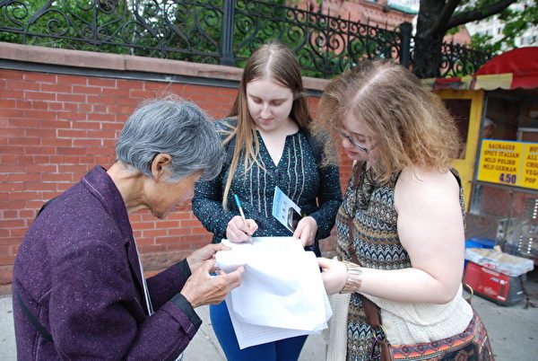 6月8日，多伦多部分法轮功学员在多伦多市中心的圣乔治大街和布鲁大街举行真相长城活动。当场有160多位路人在征签表上签名，支持制止中共政府活摘法轮功学员器官。（伊铃/大纪元） 
