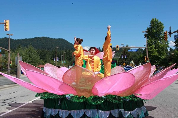温哥华法轮功学员参加高贵林市“泰迪熊节”游行，受到沿途民众的好评和热烈欢迎。（明慧网）