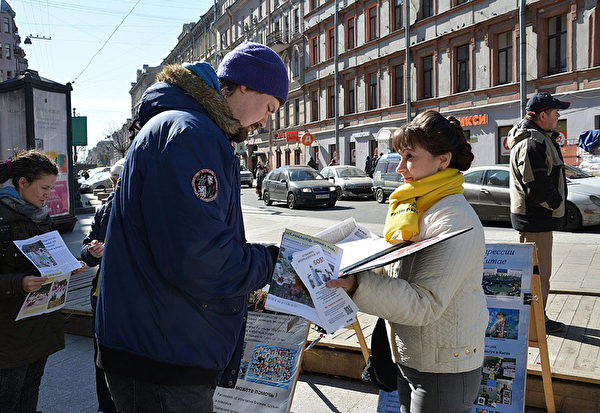 法輪功學員在俄羅斯聖彼得堡涅瓦大街附近講真相征簽。（明慧網）