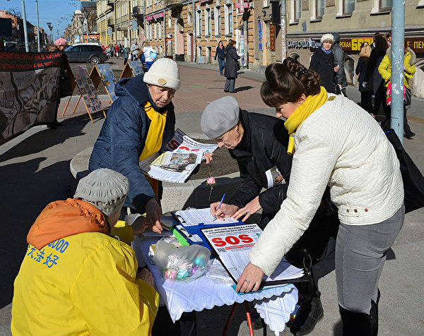 法輪功學員在俄羅斯聖彼得堡涅瓦大街附近講真相征簽。（明慧網）