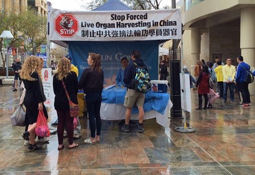 澳洲珀斯部分法轮功学员在市中心讲法轮功受迫害真相活动，并征集签名支持反迫害，反对活摘器官（明慧网）