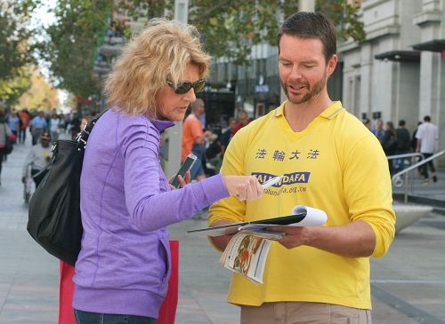澳洲珀斯部分法轮功学员在市中心讲法轮功受迫害真相活动，并征集签名支持反迫害，反对活摘器官（明慧网）