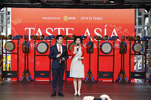 新唐人電視台的人氣主持人方菲與黃昇建（Kean Wong ）再次擔綱，出任「亞洲美食節」的主持人。（戴兵／大紀元）