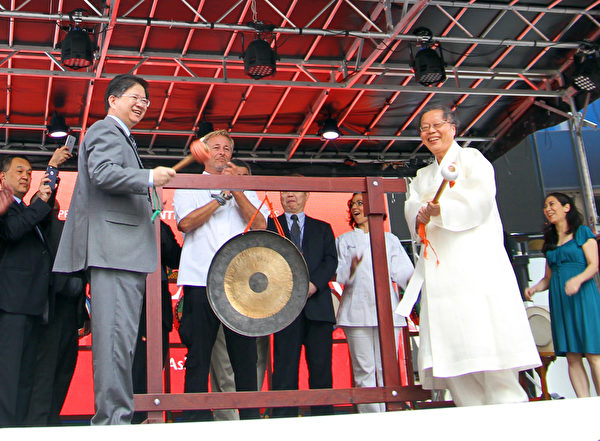 新唐人总裁唐忠（左）和著名韩医徐孝锡为亚洲美食节开锣。（孙华/大纪元）