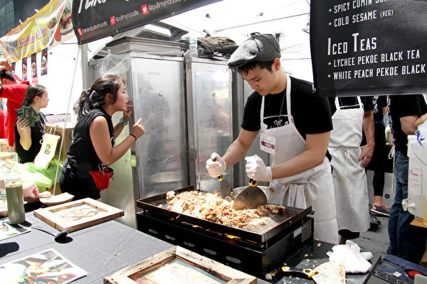 2015年6月26日的亞洲美食節在時代廣場盛大開幕，在這裡可以找到各具特色的亞洲美味。（孫華/大紀元）
