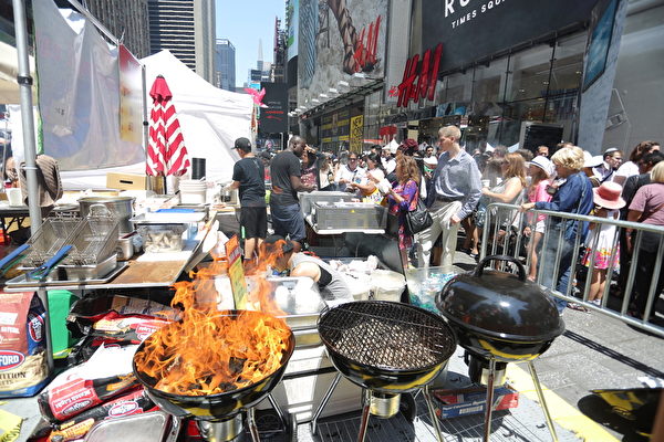 2015年6月26日的亞洲美食節在時代廣場盛大開幕，老饕、遊客蜂擁而至。（孫華/大紀元）