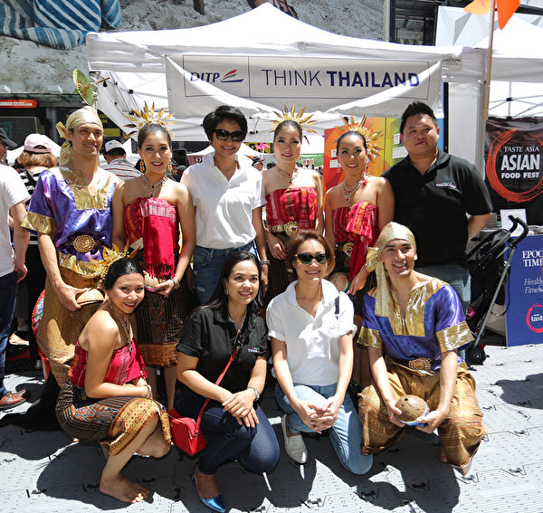 2015年6月26日的亞洲美食節在時代廣場舉行，泰國的帥哥靚女也來助興。（張學慧/大紀元）