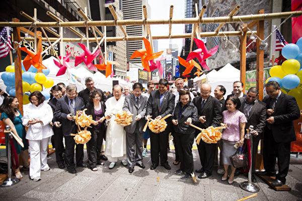 2015年6月26日中午12點，由新唐人電視台和《大紀元時報》聯合主辦的北美最大「亞洲美食節」在紐約時代廣場鳴鑼開幕。現場剪綵。(愛德華／大紀元)