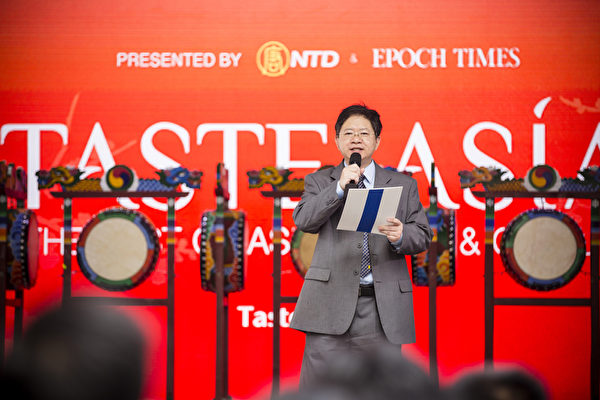 2015年6月26日中午12點，由新唐人電視台和《大紀元時報》聯合主辦的北美最大「亞洲美食節」在紐約時代廣場鳴鑼開幕。新唐人電視台總裁唐忠致開幕詞。(愛德華／大紀元)