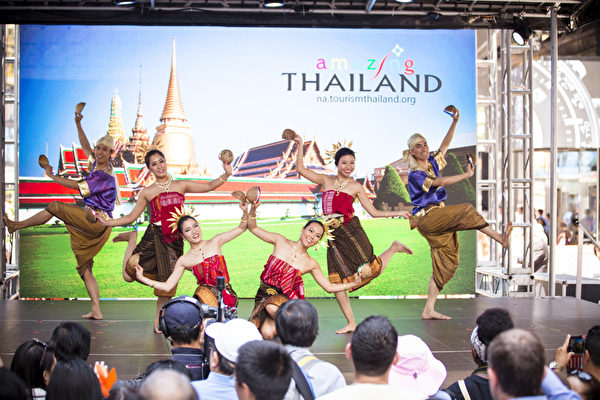 2015年6月26日中午12點，由新唐人電視台和《大紀元時報》聯合主辦的北美最大「亞洲美食節」在紐約時代廣場鳴鑼開幕。泰國舞表演。(愛德華／大紀元)