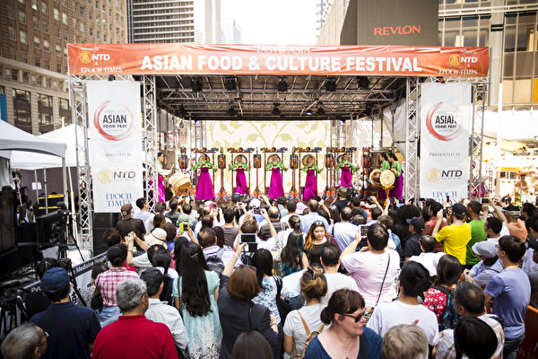2015年6月26日中午12点，由新唐人电视台和《大纪元时报》联合主办的北美最大“亚洲美食节”在纽约时代广场鸣锣开幕。韩国舞表演。(爱德华／大纪元)