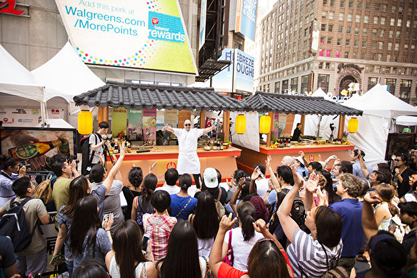 2015年6月26日中午12點，由新唐人電視台和《大紀元時報》聯合主辦的北美最大「亞洲美食節」在紐約時代廣場鳴鑼開幕。百老匯大道42街至43街之間的活動現場擠滿了觀眾。(愛德華／大紀元)