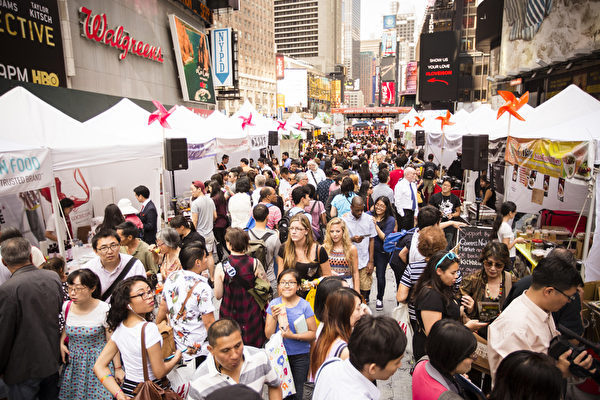 2015年6月26日，北美最大「亞洲美食節」在紐約時代廣場開幕，活動現場擠滿了饕客。（愛德華/大紀元）