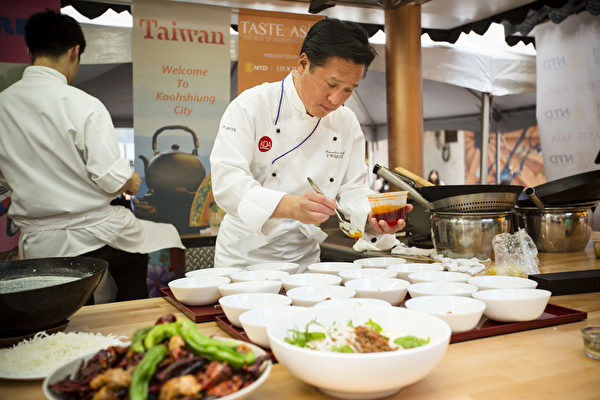 2015年6月26日中午12點，由新唐人電視台和《大紀元時報》聯合主辦的北美最大「亞洲美食節」在紐約時代廣場鳴鑼開幕。專程遠道而來的日本皇家御廚脅屋友詞（Yuji Wakiya）將為觀眾用同樣的材料做出不同風格的日本菜(愛德華／大紀元)