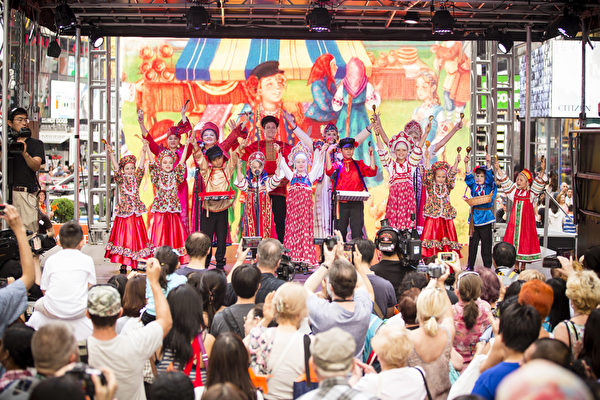 2015年6月26日中午12点，由新唐人电视台和《大纪元时报》联合主办的北美最大“亚洲美食节”在纽约时代广场鸣锣开幕。俄国合唱团。(爱德华／大纪元)