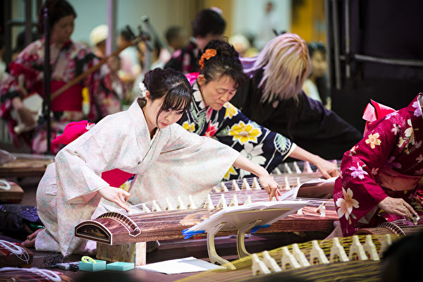 2015年6月26日中午12點，由新唐人電視台和《大紀元時報》聯合主辦的北美最大「亞洲美食節」在紐約時代廣場鳴鑼開幕。日本樂器表演。(愛德華／大紀元)