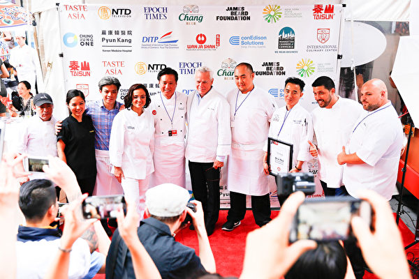 來自美國及亞洲的廚藝大師將相繼登台，給觀眾們表演各自的「絕活兒」，讓上百萬紐約市民及各國遊客體驗精美獨特的亞洲飲食文化。（戴兵／大紀元）