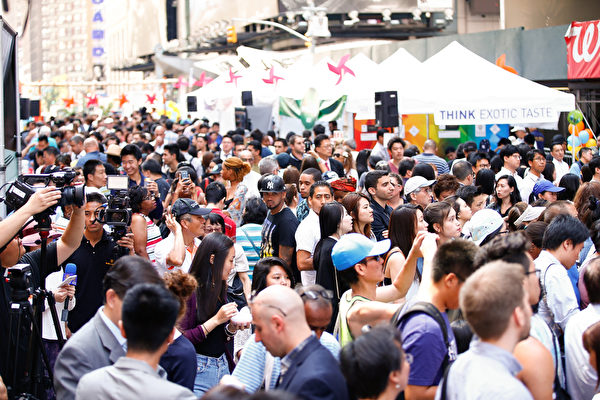2015年6月26日，北美最大「亞洲美食節」在紐約時代廣場開幕。13位來自日本和美加的名廚現場烹飪，40個亞洲商家展示各種風味，多種多樣的美食和飲品小樣，活動現場擠滿了饕客。 （戴兵／大紀元）