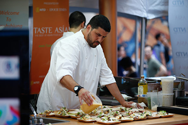 2015廚技大賽2015年6月26日，北美最大「亞洲美食節」在紐約時代廣場開幕，名廚現場烹飪。（戴兵/大紀元）
