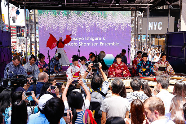 时代广场上充满了浓浓的亚洲风情，日本古筝悠扬铿锵，仿佛把人带到了日本王朝时代。（戴兵/大纪元）