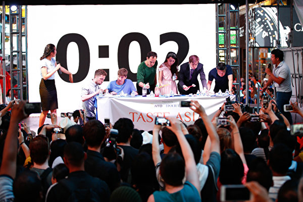 2015厨技大赛暨亚洲美食节上举行的吃饺子比赛。（戴兵／大纪元）