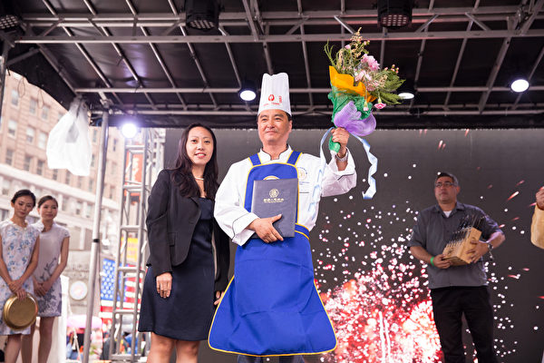 來自美國的東北菜廚師張濟光榮獲2015年第七屆新唐人「全世界中國菜廚技大賽」東北菜優秀獎。（戴兵/大紀元）