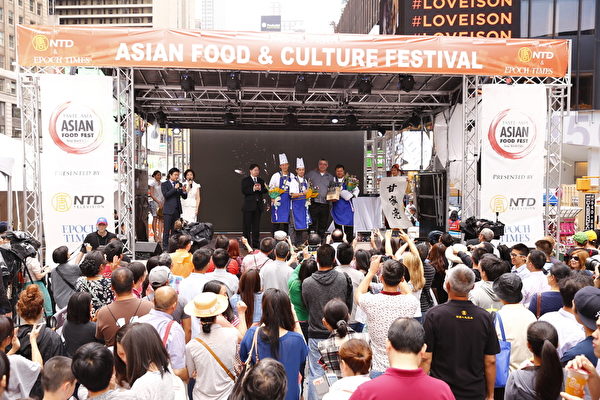 2015年6月27日，第七屆新唐人全世界中國菜廚技大賽決賽正式在紐約時代廣場隆重開場。圖為現場宣布粵菜組獲獎名單及頒獎。（戴兵/大紀元）