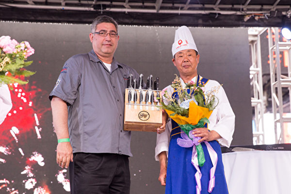 2015年6月27日，第七屆新唐人全世界中國菜廚技大賽決賽正式在紐約時代廣場隆重開場。來自美國的嚴哲獲得了東北菜組決賽銅獎。（戴兵/大紀元）
