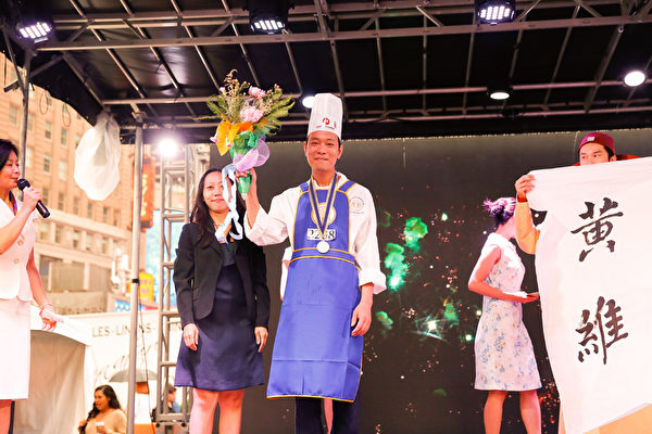 6月27日，來自紐約的黃維榮獲第七屆新唐人全世界中國菜廚技大賽魯菜組銀獎。（戴兵/大紀元）