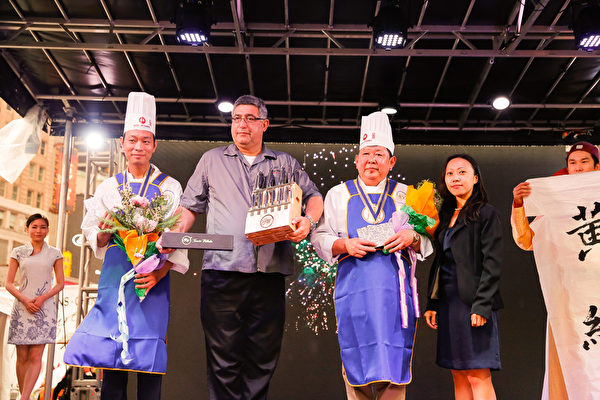 6月27日，第七屆新唐人全世界中國菜廚技大賽決賽在紐約時代廣場盛大舉行。紐約的黃維（左一）與馬里蘭的吳守功師傅（右二）分別獲得了魯菜組的銀獎和銅獎。（戴兵/大紀元）