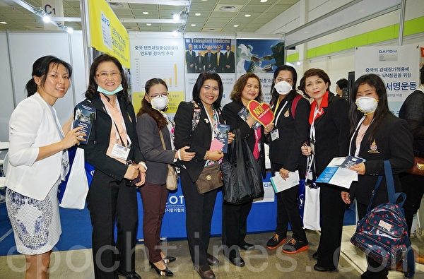 2015世界護士大會6月19～23日在韓國首爾國際會展中心（Ceox）舉行。來自世界各國的與會者在反對中共強摘器官的展位前合影。（金國煥/大紀元）