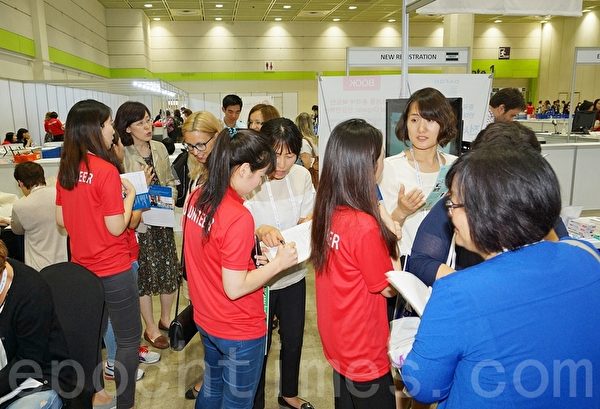 2015世界護士大會6月19～23日在韓國首爾國際會展中心（Ceox）舉行。來自世界各國的醫護人員、專家教授、政府官員在會展現場簽名反對中共活摘器官。（金國煥/大紀元）