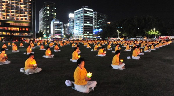 2011年7月20日晚，韩国法轮功学员在首尔广场烛光悼念被中共迫害致死的法轮功学员。（郑仁权／大纪元）