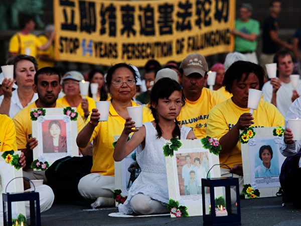 2013年7月，丹麦哥本哈根，法轮功学员点燃蜡烛，悼念在迫害中失去生命的中国大陆法轮功学员。（吉森／大纪元）