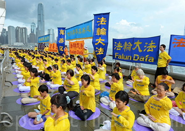 2014年7月，香港法輪功舉行7.20反迫害集會，數百位法輪功學員早晨在金紫荊廣場附近大煉功，場面祥和平靜。（宋祥龍/大紀元）