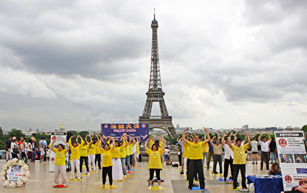 2014年7月20日，法國法輪功學員在埃菲爾鐵塔下的人權廣場上舉行了7·20大型集會。（葉蕭斌/大紀元）