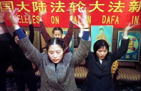 1999年10月28日，30多名大陸法輪功學員冒著生命危險，在北京成功召開了首次「中國大陸法輪大法新聞發布會」。（明慧網）
