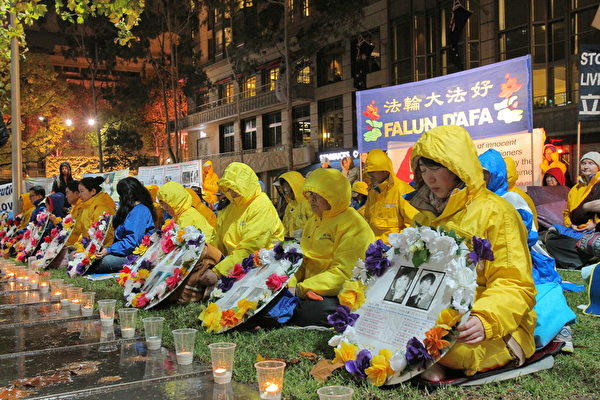 2015年4月25日，澳洲墨尔本，法轮功学员在市政广场举行烛光守夜，悼念被中共迫害致死的法轮功学员。（陈明/大纪元）