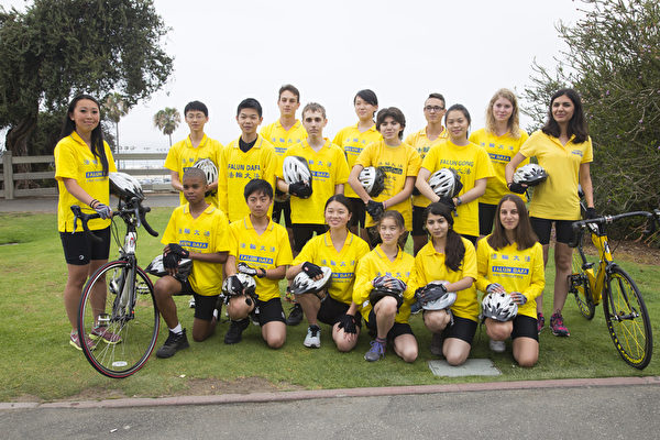 來自五大洲的青少年組成「騎向自由」(Ride to Freedom)單車隊，為營救法輪功學員的遺孤，從洛杉磯出發，橫穿美國。(季媛/大紀元)