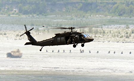 美軍UH-60黑鷹直升機。（TED ALJIBE/AFP/Getty Images) 