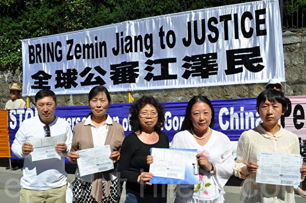 温哥华五位法轮功学员在加拿大邮局向中国大陆最高检察院投递控告江泽民的诉状。（唐风/大纪元）