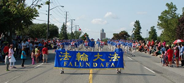 二零一五年七月一日下午，多伦多法轮功学员组成的天国乐团和腰鼓队赶场，又参加四点在大多伦多士嘉堡市举行的国庆节游行。（明慧网）