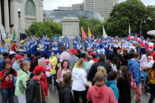 二零一五年加拿大国庆日，天国乐团的精彩演奏吸引了国会山前的观众。（明慧网）