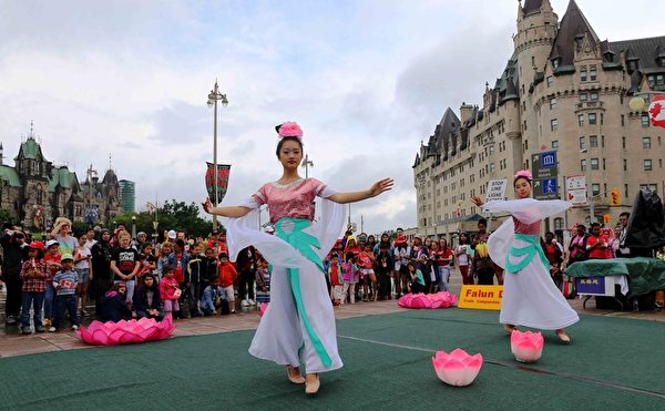 二零一五年加拿大国庆日，法轮功学员表演舞蹈，与民众分享节日快乐。（明慧网）